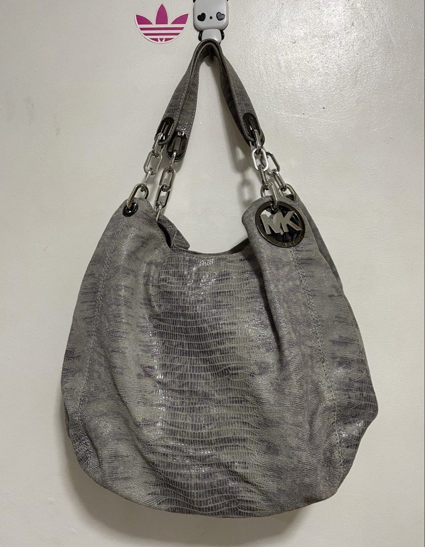 michael kors (Category: Shoulder Bags) located in Calamba. Submitted by thriftingoverload (Listing ID 1454586894, Image 1). Description: plus shipping fee.