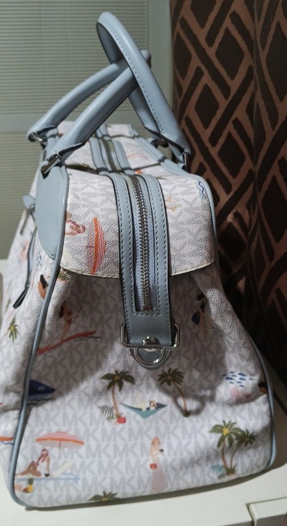 Michael Kors Monogram Beach Print Satchel Bag (Category: Luxury Bags & Wallets) located in Pavia. Submitted by taurusgirl74 (Listing ID 1454680781, Image 2). Description: - Fun beach print Michael Kors satchel bag - All-over MK monogram pattern - Light blue leather trim and handles - Includes a detachable shoulder strap - Multiple interior pockets for organization - Ideal for travel or everyday adventures.