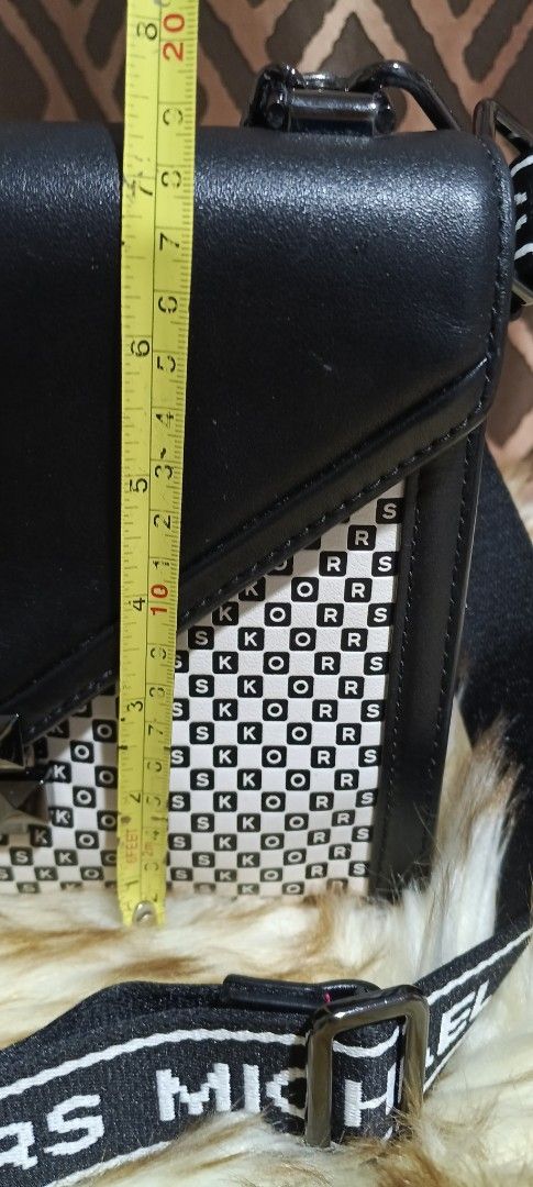 Michael Kors Whitney Leather Shoulder Bag (Category: Luxury Bags & Wallets) located in Pavia. Submitted by taurusgirl74 (Listing ID 1454681303, Image 3). Description: - Authentic Michael Kors Whitney Bag - Color: Black and White - Material: Genuine Leather - Design: Features iconic MK logo pattern on the front panel - Straps: Comes with both a chic chain strap and a longer logo strap for versatile wear - Condition: Brand new with original tag sti