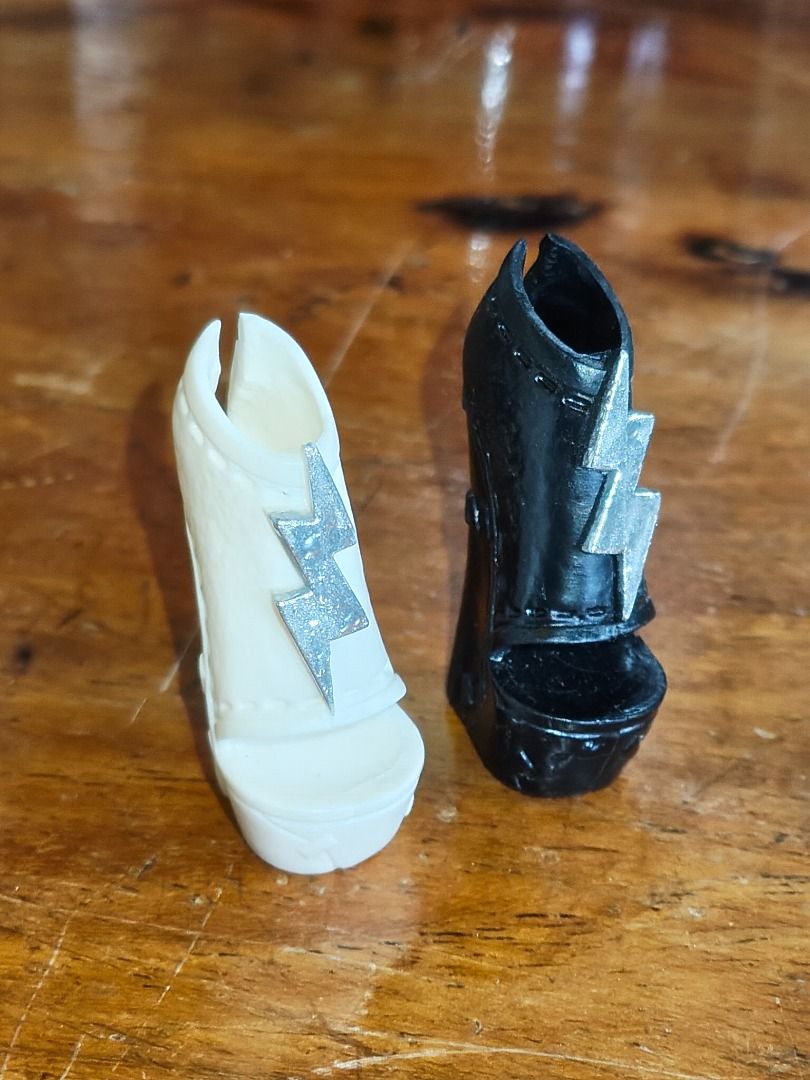 Monster High Frankie Stein Replacement Doll Shoes (Category: Flats & Sandals) located in Tabaco. Submitted by kompakompa (Listing ID 1454691154, Image 2). Description: Great for your monster high dolls without shoes! REPLACEMENT DOLL SHOES - Iconic Frankie Stein doll shoes - Extra shiny lightning bolts! - Features a platform heel .