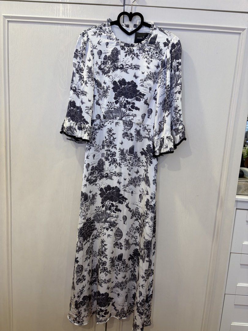 Needle & thread (Category: Dresses) located in Singapore. Submitted by cho66 (Listing ID 1454690856, Image 1). Description: .