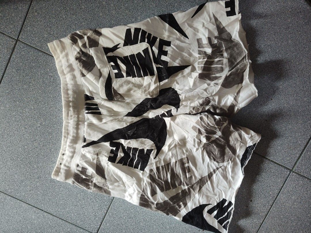 Nike AOP (Category: Shorts) located in Labo. Submitted by ronelryan (Listing ID 1454612368, Image 2). Description: Large on tag.