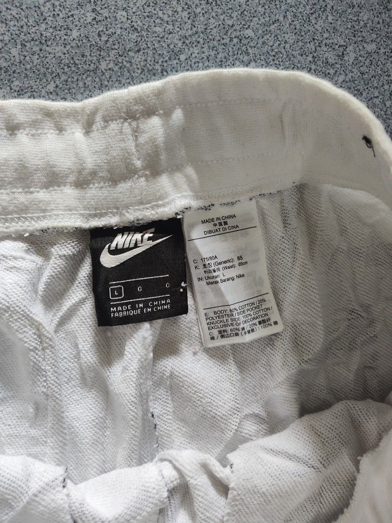 Nike AOP (Category: Shorts) located in Labo. Submitted by ronelryan (Listing ID 1454612368, Image 3). Description: Large on tag.