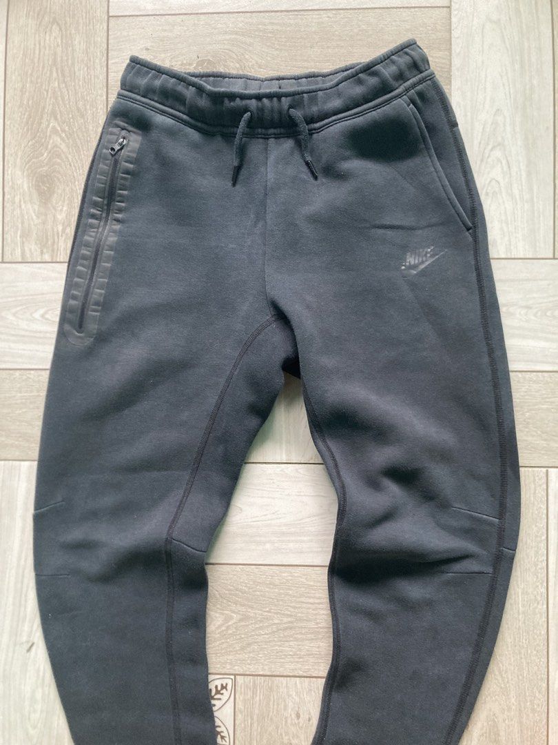 Nike tech fleece (Category: Joggers) located in Caloocan City. Submitted by johnlicup287551 (Listing ID 1454663704, Image 2). Description: Check issue last pic.