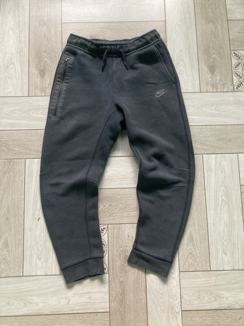 Nike tech fleece (Category: Joggers) located in Caloocan City. Submitted by johnlicup287551 (Listing ID 1454663704, Image 1). Description: Check issue last pic.