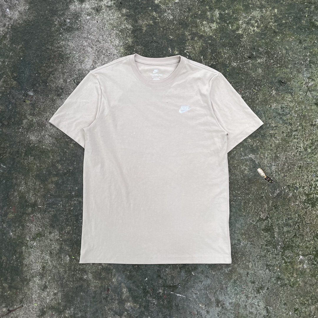 Nike The Nike Tee Beige T-Shirt (Category: Tshirts & Polo Shirts ) located in Minglanilla. Submitted by starrmoonn (Listing ID 1454639059, Image 1). Description: Nike Shirt Dimes: 22 x 29 Condition: 10/10 Color Rate: 10/10 Issue: None Price + Sf!💸.