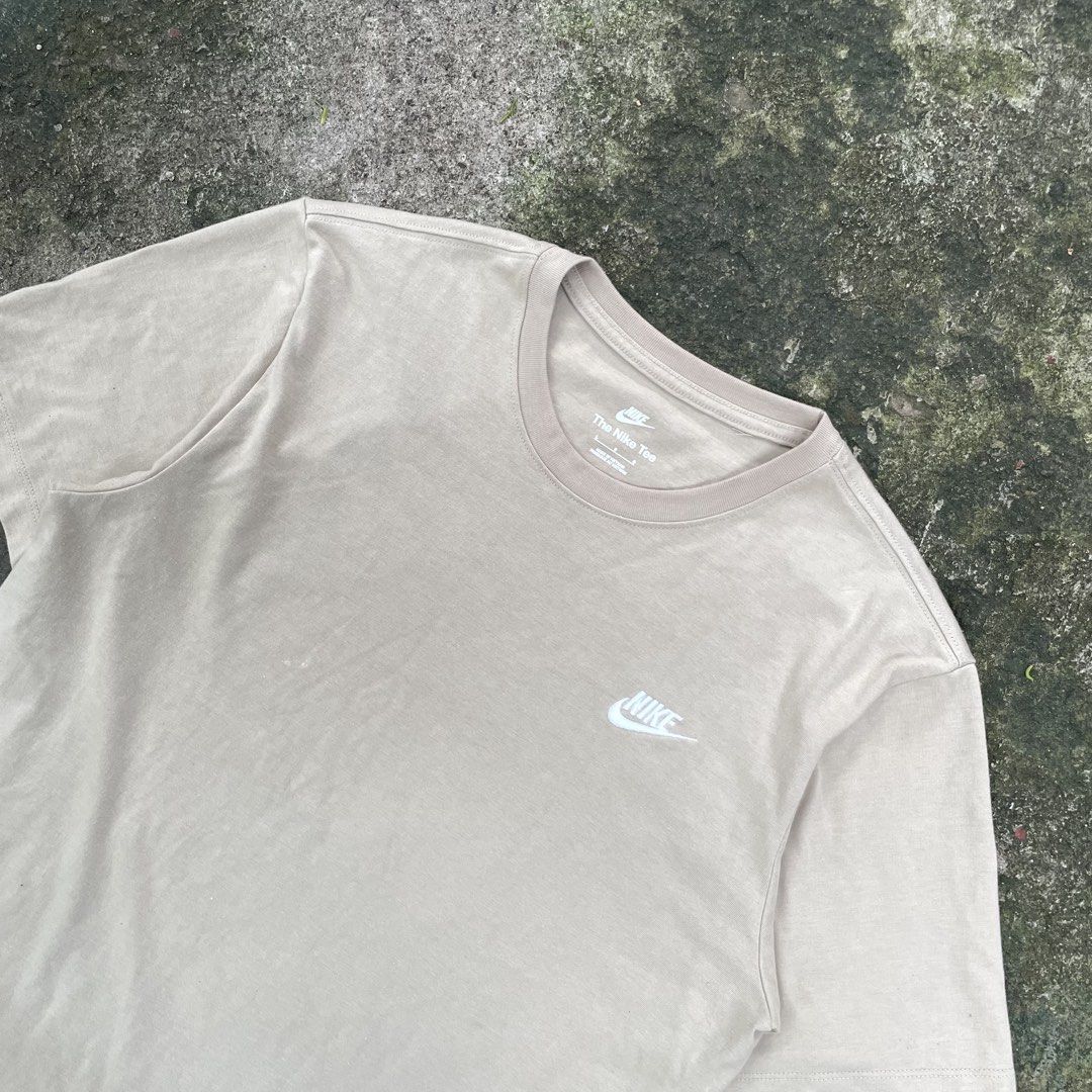 Nike The Nike Tee Beige T-Shirt (Category: Tshirts & Polo Shirts ) located in Minglanilla. Submitted by starrmoonn (Listing ID 1454639059, Image 2). Description: Nike Shirt Dimes: 22 x 29 Condition: 10/10 Color Rate: 10/10 Issue: None Price + Sf!💸.