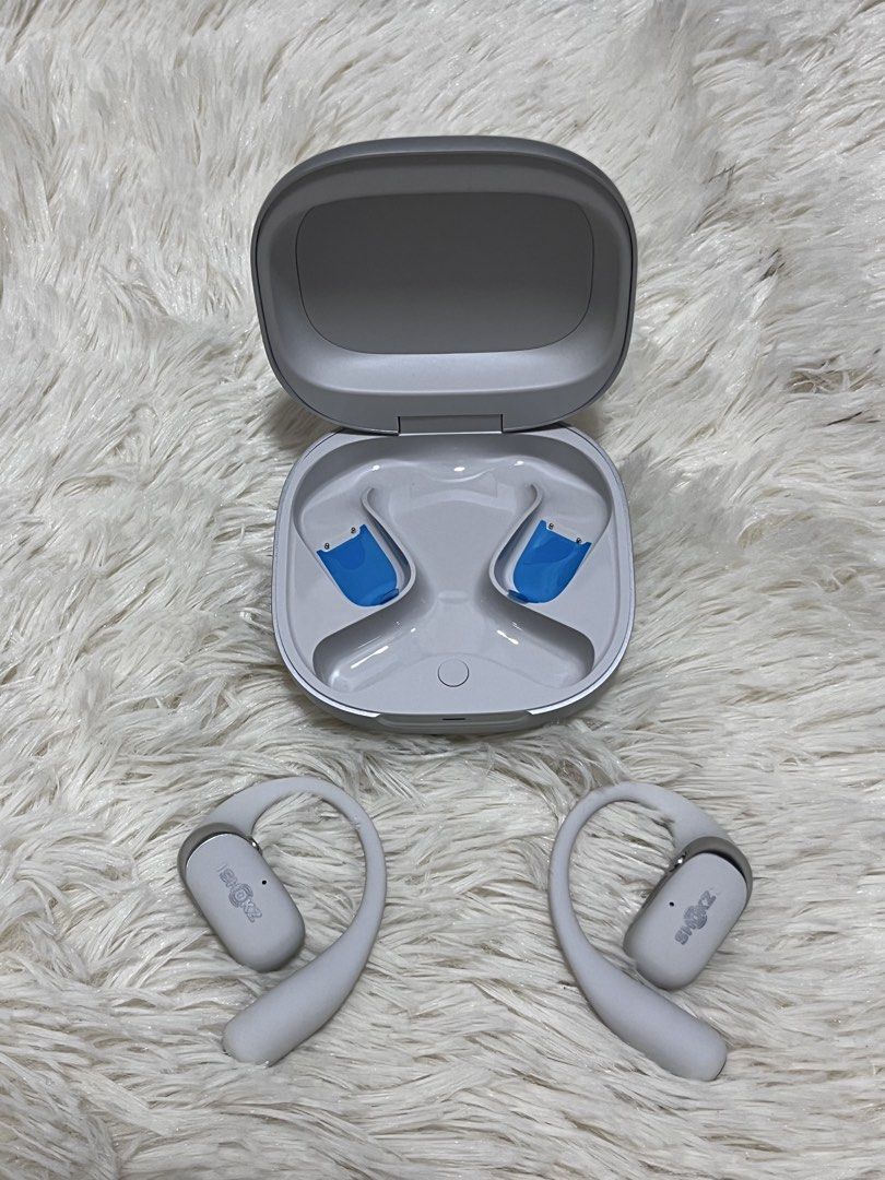 Openfit2+ (Category: Earphones) located in Kuala Selangor. Submitted by mohdfaisal93_20 (Listing ID 1454635984, Image 3). Description: Condition like new 10/10 Sorry no box Item tk pernah guna Cod can Nego tipis2 016682tiga278.