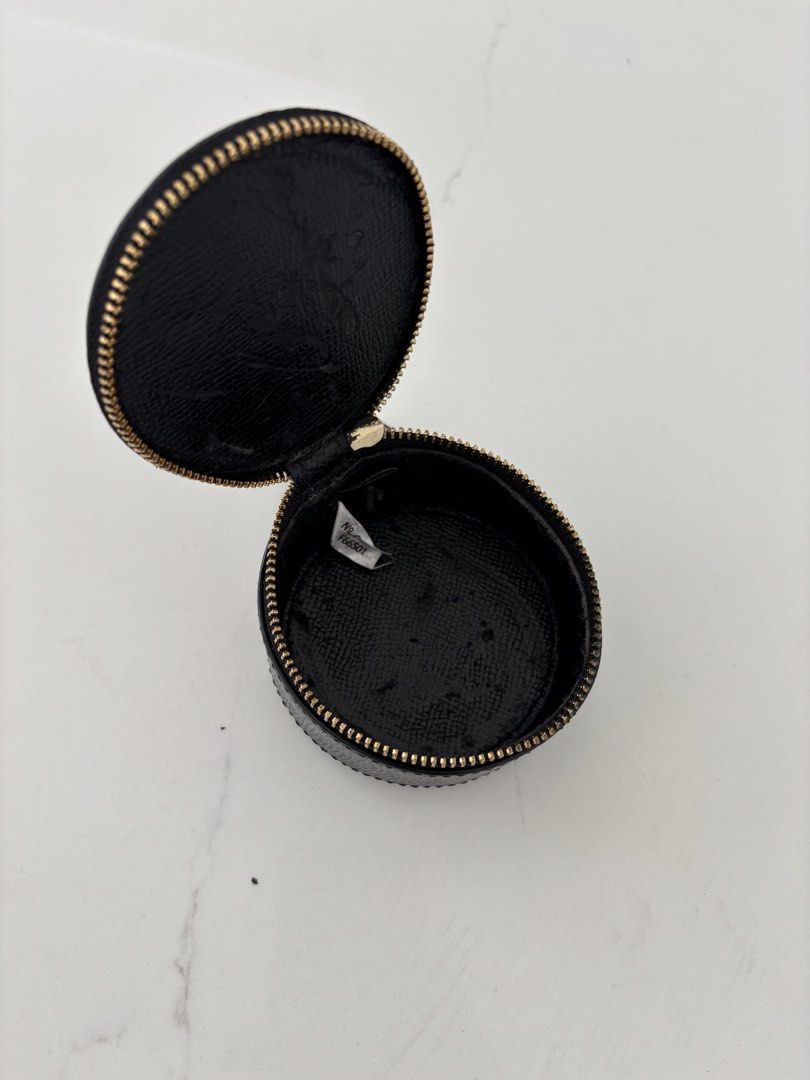 Original Coach crossgrain leather trinket box (Category: Luxury Bags & Wallets) located in Muntinlupa City. Submitted by nicethingsforsale1 (Listing ID 1454630183, Image 3). Description: - Authentic Coach trinket box - Made from premium crossgrain leather - Classic black color with gold Coach logo - Secure zipper closure - Compact and stylish for small essentials.