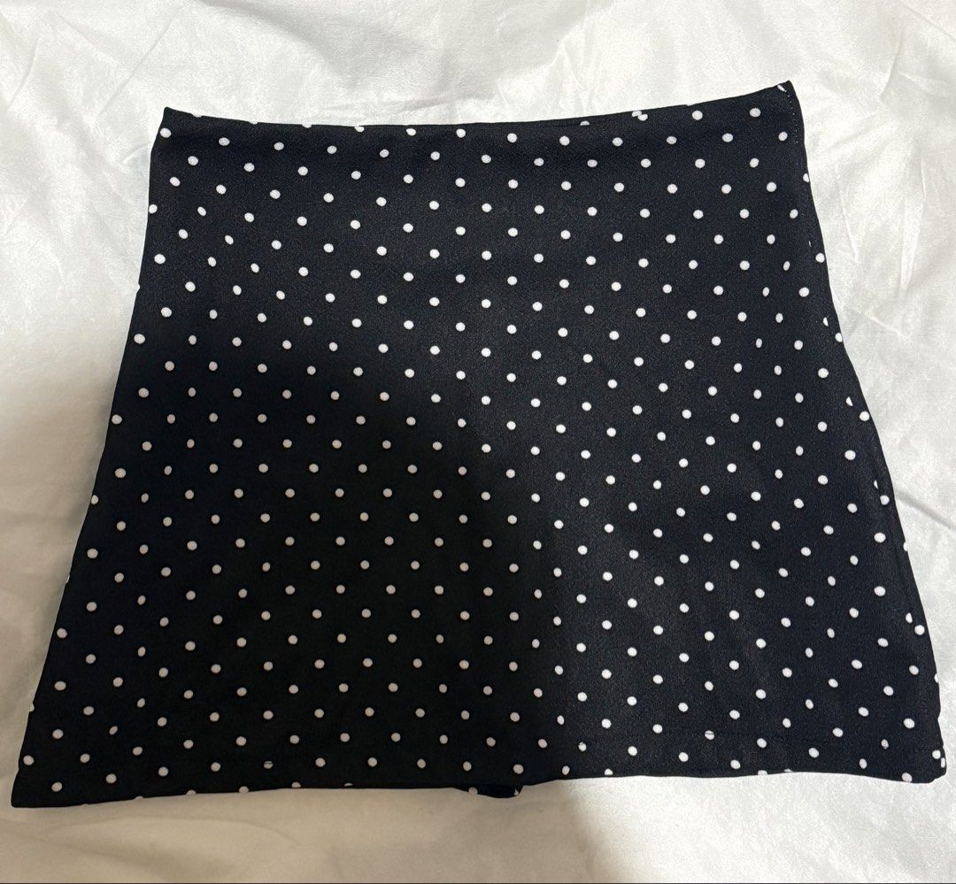 POLKA SKORT SIZE SMALL GARTERIZED (Category: Skirts) located in Manila. Submitted by stuffcartph (Listing ID 1454678131, Image 1). Description: SIZE SMALL FITS 25-27 waistline With inner short Graterized NO ISSUE RFS DECLUTTERING .