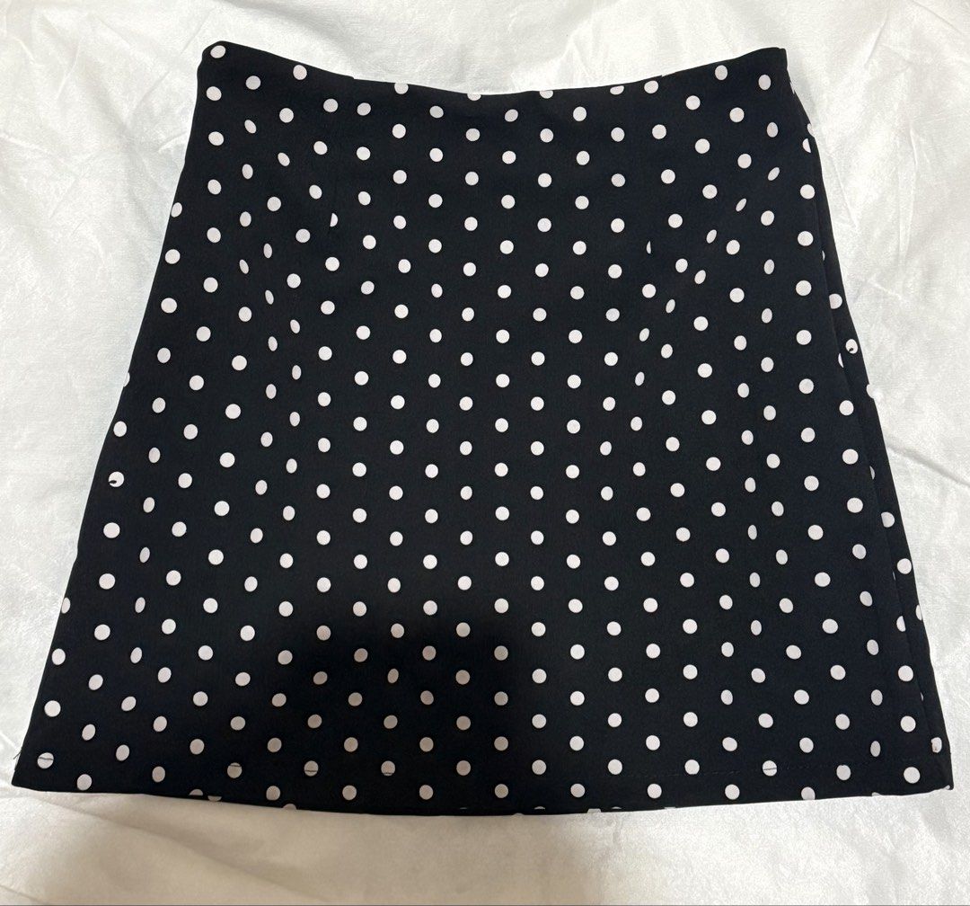 Polka Skort with Side Zipper SMALL SIZE (Category: Skirts) located in Manila. Submitted by stuffcartph (Listing ID 1454677756, Image 1). Description: SIZE SMALL Used 2x FITS 25-26 waistline With inner short With Side Zipper NO ISSUE RFS DECLUTTERING .