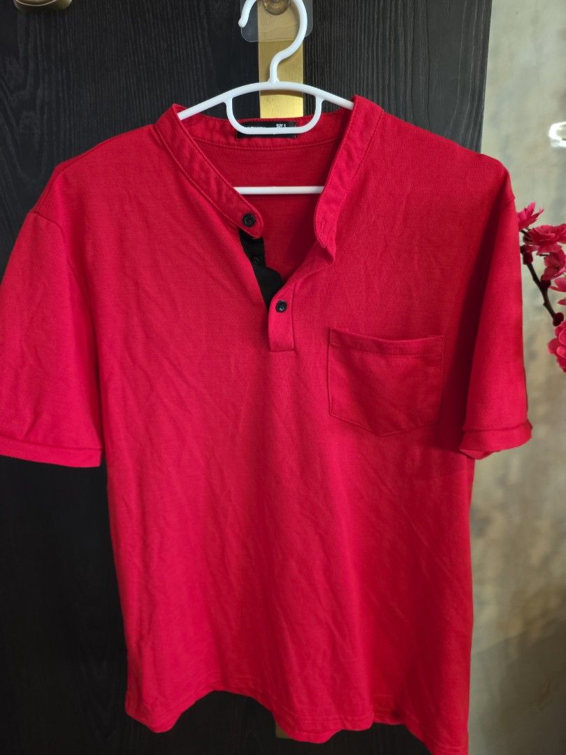 Polo tee men (Category: Tshirts & Polo Shirts) located in Singapore. Submitted by vicholiatris (Listing ID 1454567921, Image 1). Description: self collect at 823213 and punggol mrt as per the photo Price is low, non neg.