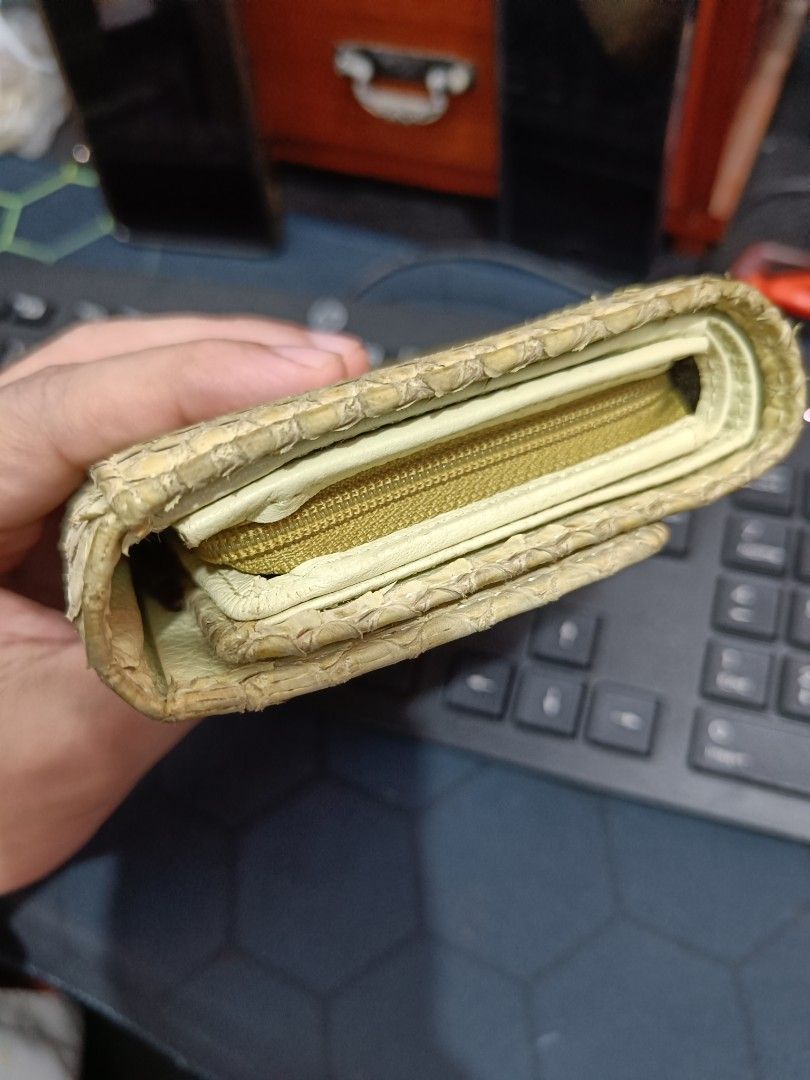 Python skin wallet (Category: Vintage Collectibles) located in Taguig. Submitted by ashicollection (Listing ID 1454716414, Image 2). Description: Please read! For sure buyer only! NO COD/COP No reservation The items will be sold to the first payer w/o prior notice. Verbal reservations are not acceptable. Note: All items are vintage. Please manage your expectations accordingly. G cash payment. Shipping via Lalamove Metro Manila. For province: J an