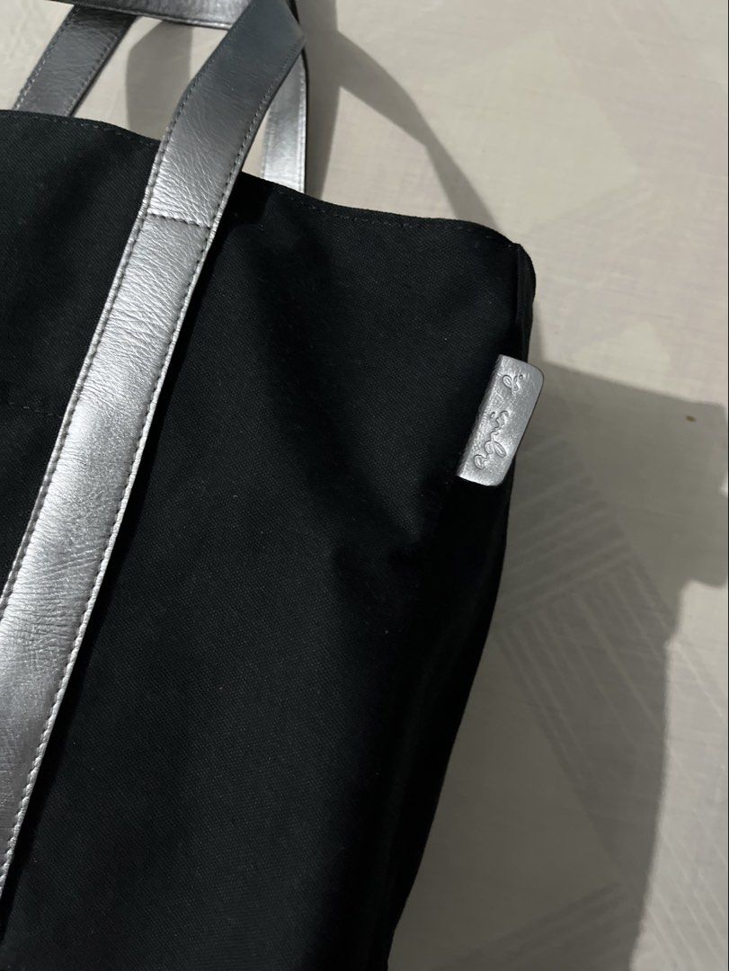 RARE AUTHENTIC AGNES B. Tote Bag Canvas and Leather (Category: Tote Bags) located in Quezon City. Submitted by hilligna (Listing ID 1454595349, Image 2). Description: Rare and authentic! Super gandang bag ng Agnes B. This is Canvas and Leather material kaya sobrang tibay nito. Very Rare in the market! Bought in Japan for 9k+ Selling it for 3500 only Negotiable Negotiable for sure buyer only Sobrang gandang bag nito PM for interested buyer.