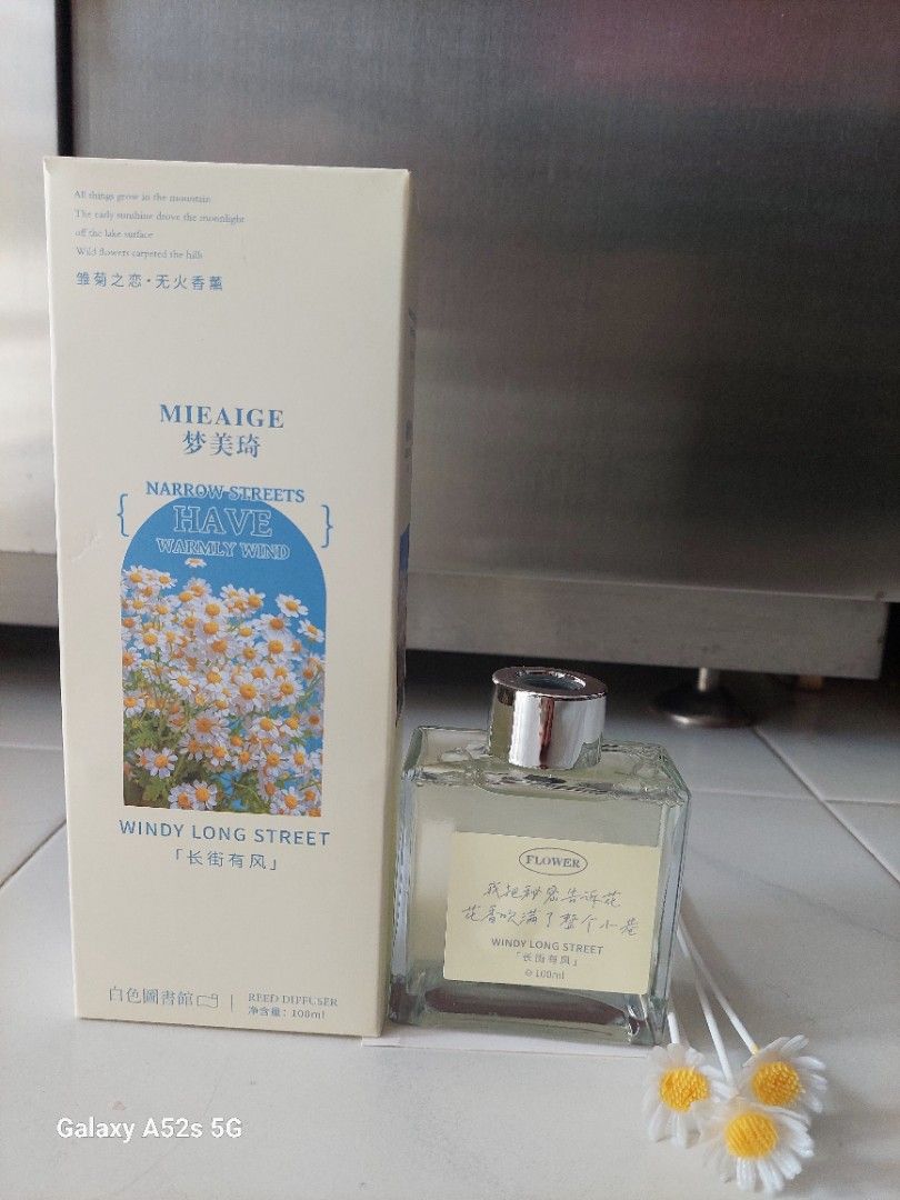 Reed Diffuser (Category: Fragrance & Deodorants) located in Singapore. Submitted by bl.lee (Listing ID 1454570426, Image 1). Description: .