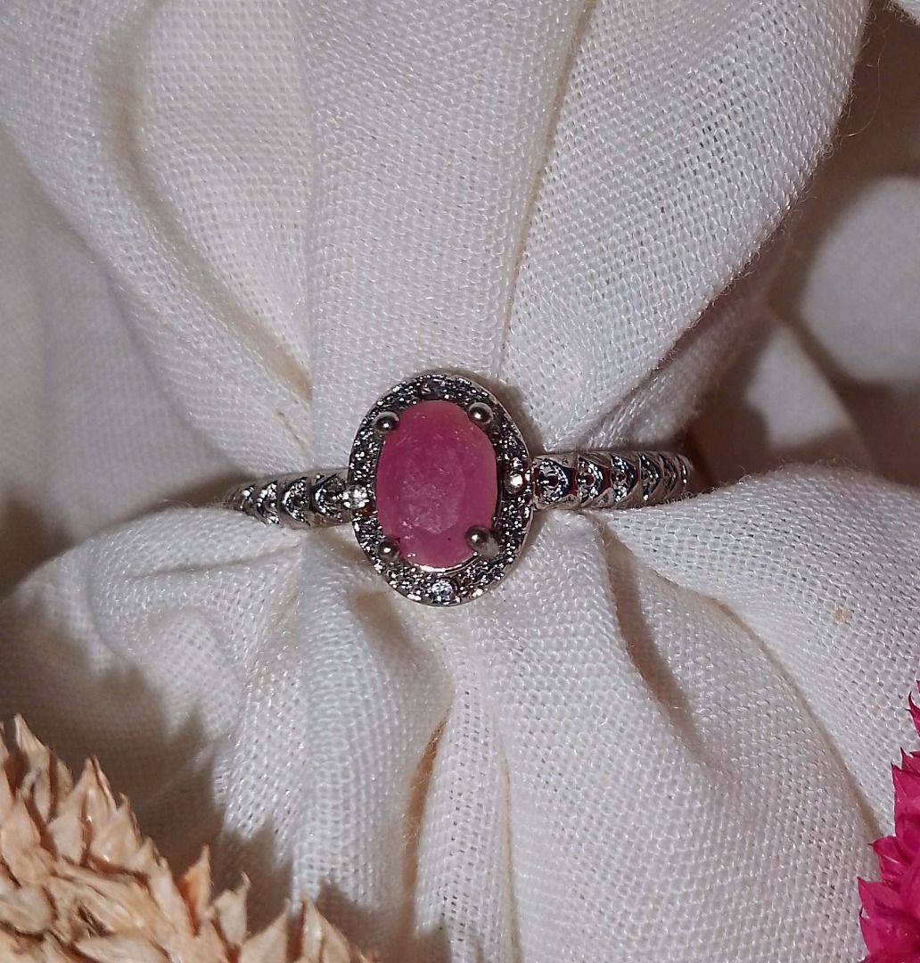Roseveil Ruby — Natural Faceted Oval Ruby Ring | Silver-Tone Ring 🌹 (Category: Rings) located in Davao. Submitted by jastthings (Listing ID 1454717361, Image 1). Description: Roseveil Ruby — Natural Faceted Oval Ruby Ring | Silver-Tone Ring 🌹 PRODUCT DETAILS 💎 Gemstone: Natural Ruby 💧 Shape: Oval / Faceted 📏 Stone Size: Approx. 7 × 5 mm 💍 Metal: Silver-Tone Setting ✨ Accent Stones: Clear Sparkling Accent Stones 📐 Ring Size: Adjustable / Fr