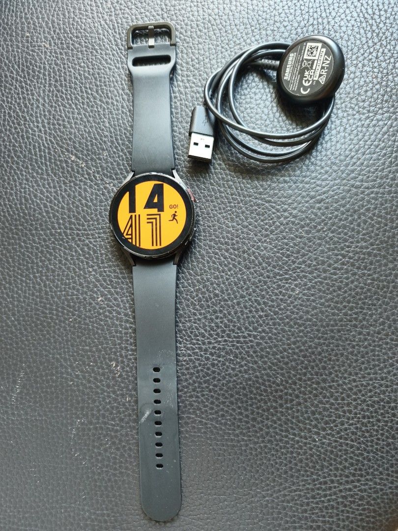 Samsung Galaxy Watch 4 智能手錶 （分類：智能穿戴裝置及智能手錶）位於 Hong Kong。 由 mschinchin86 提交（商品編號 1454620717，圖片 1）。簡介： Samsung Galaxy Watch 4 黑色智能手錶。有錶帶同無線充電線。錶面顯示時間同埋運動圖標。操作正常，可以正常開機顯示Samsung Galaxy logo。適合想買智能手錶嘅朋友。 附有原裝盒。。