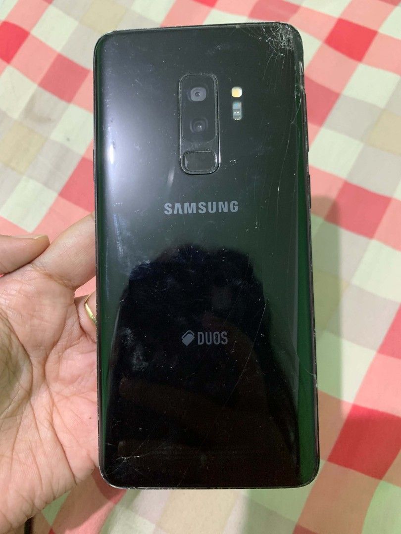 Samsung S9+ (Category: Samsung) located in Manila. Submitted by luckyphoenix_fefedd (Listing ID 1454650482, Image 2). Description: super smooth pa 64gb Issue : Line Crack sa backglass Charging port (still nagagamit parin kase gumagana wireless charger) pwede nyo sya palinis gumagana naman sya pag sinaksak kaso may notif na may moist good for backup phone free na charging cord.