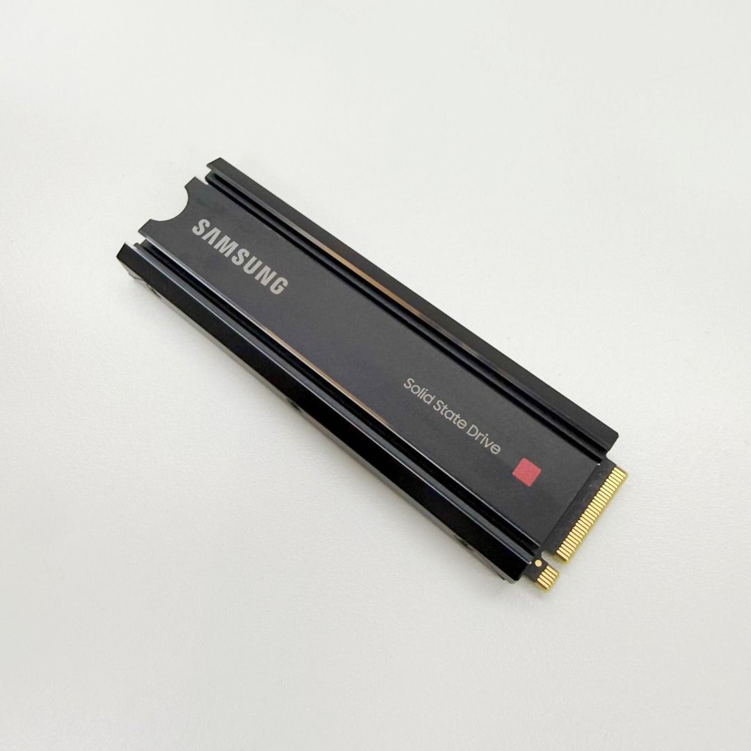 2TB Samsung SSD 980 PRO + Heatsink 散熱片【 🧡 可裝PS5｜只使用 514小時】【 ⚠️ 90天保養｜🧑🏻‍💻 荔枝角試機】# 外置SSD PS5 固態硬碟 （分類：硬碟及儲存器）位於 Hong Kong。 由 cleaningsis 提交（商品編號 1454745832，圖片 2）。簡介： 交收試機 🙋🏻‍♂️ 荔枝角工作室（香港工業中心） ▬▬▬▬▬▬▬▬▬▬▬▬▬▬▬▬▬▬▬▬▬▬▬▬▬▬ 型號：Samsung 980 PRO PCIe 4.0 NVMe M.2 固態硬碟 2TB (含散熱片) 讀取速度：最高 7,000 MB/s 寫入速度：最高 5,100 MB/s 。
