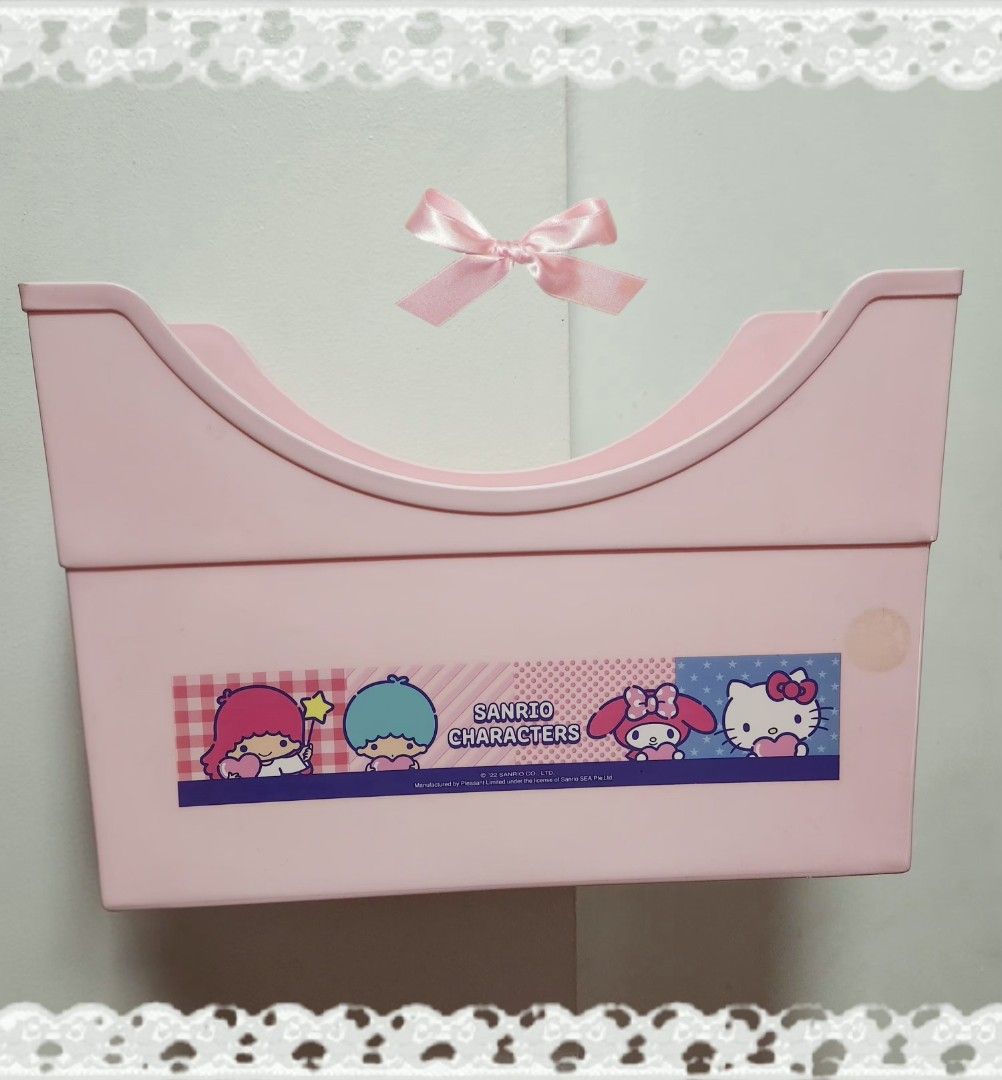 Sanrio Pink A4 Multipurpose File Box (Category: Stationery & School Supplies) located in Caloocan City. Submitted by woainidoll (Listing ID 1454690315, Image 1). Description: - Adorable pink file box featuring Sanrio characters (Hello Kitty, Little Twin Stars, My Melody). - Ideal for organizing A4 documents or small personal items. - Equipped with convenient handles for easy portability. - Perfect for adding a touch of kawaii to your desk or shel