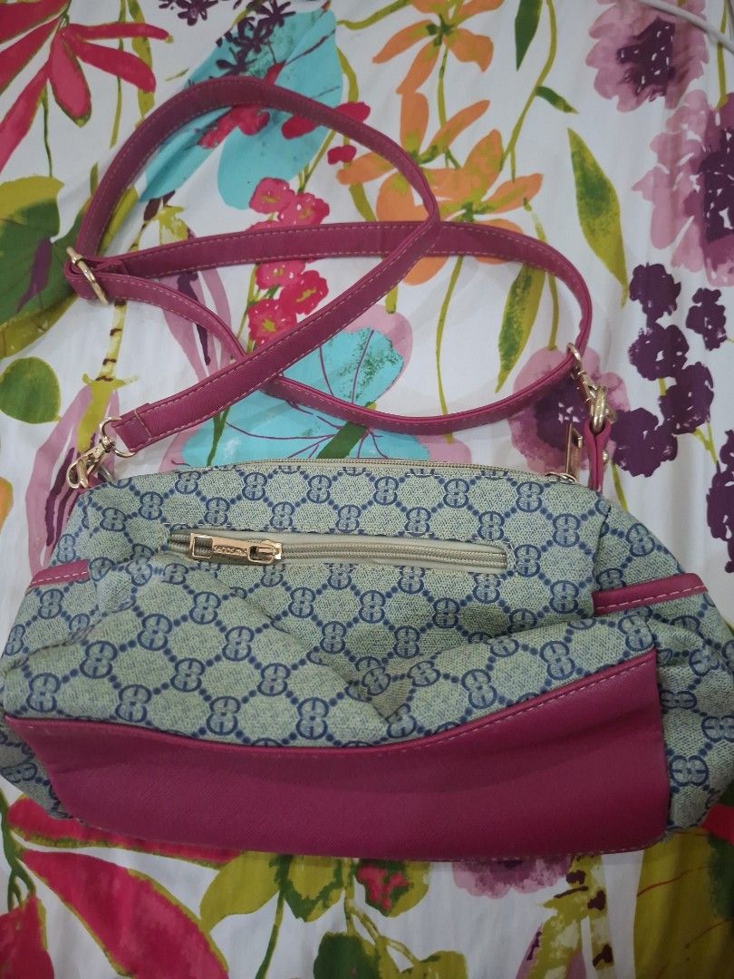 Secosana Cross-Body bag (Category: Cross-body Bags) located in Muntinlupa City. Submitted by madtan (Listing ID 1454560867, Image 2). Description: very good condition.