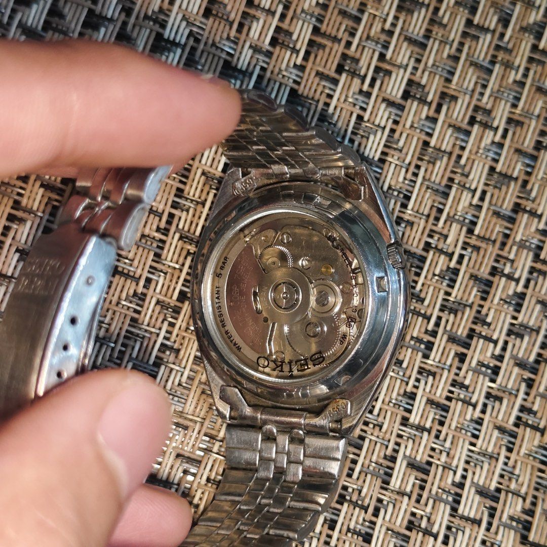 SEIKO 5 SNXS - AUTOMATIC VINTAGE WATCH — 7S26A (Category: Men's Watches) located in Obando. Submitted by seasmoke (Listing ID 1454577621, Image 3). Description: SEIKO 5 AUTOMATIC ⌚ • Movement: Seiko 7S26A Automatic • Dial: Silver • Calendar: Day/Date • Case Size: Approx. 37–38mm • Style: Classic / Vintage Seiko 5 • Condition: Running and working; with signs of age and use ✨ Classic vintage Seiko 5 automatic with a clean silver dial and timeless e