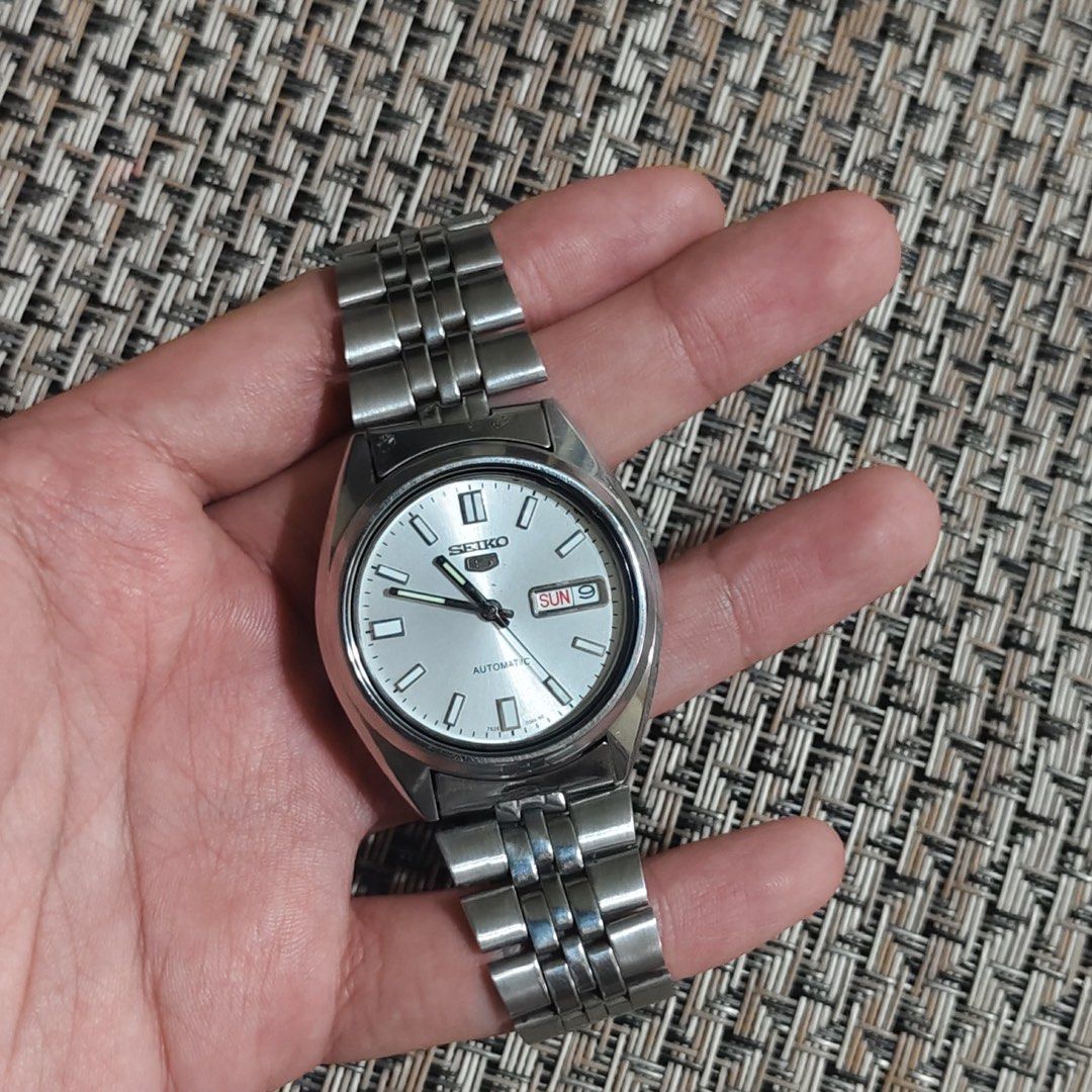 SEIKO 5 SNXS - AUTOMATIC VINTAGE WATCH — 7S26A (Category: Men's Watches) located in Obando. Submitted by seasmoke (Listing ID 1454577621, Image 2). Description: SEIKO 5 AUTOMATIC ⌚ • Movement: Seiko 7S26A Automatic • Dial: Silver • Calendar: Day/Date • Case Size: Approx. 37–38mm • Style: Classic / Vintage Seiko 5 • Condition: Running and working; with signs of age and use ✨ Classic vintage Seiko 5 automatic with a clean silver dial and timeless e