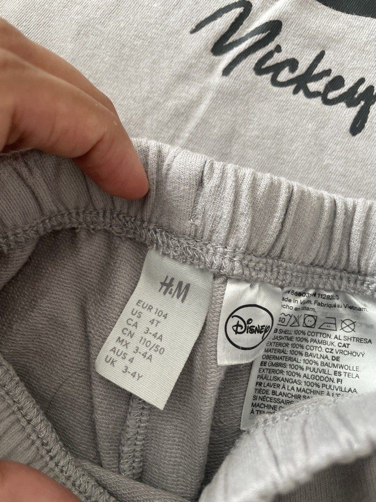 Set (Category: Babies & Kids Fashion) located in Sandakan. Submitted by nuruladibah_z (Listing ID 1454637187, Image 3). Description: 3-4y (ada stain).