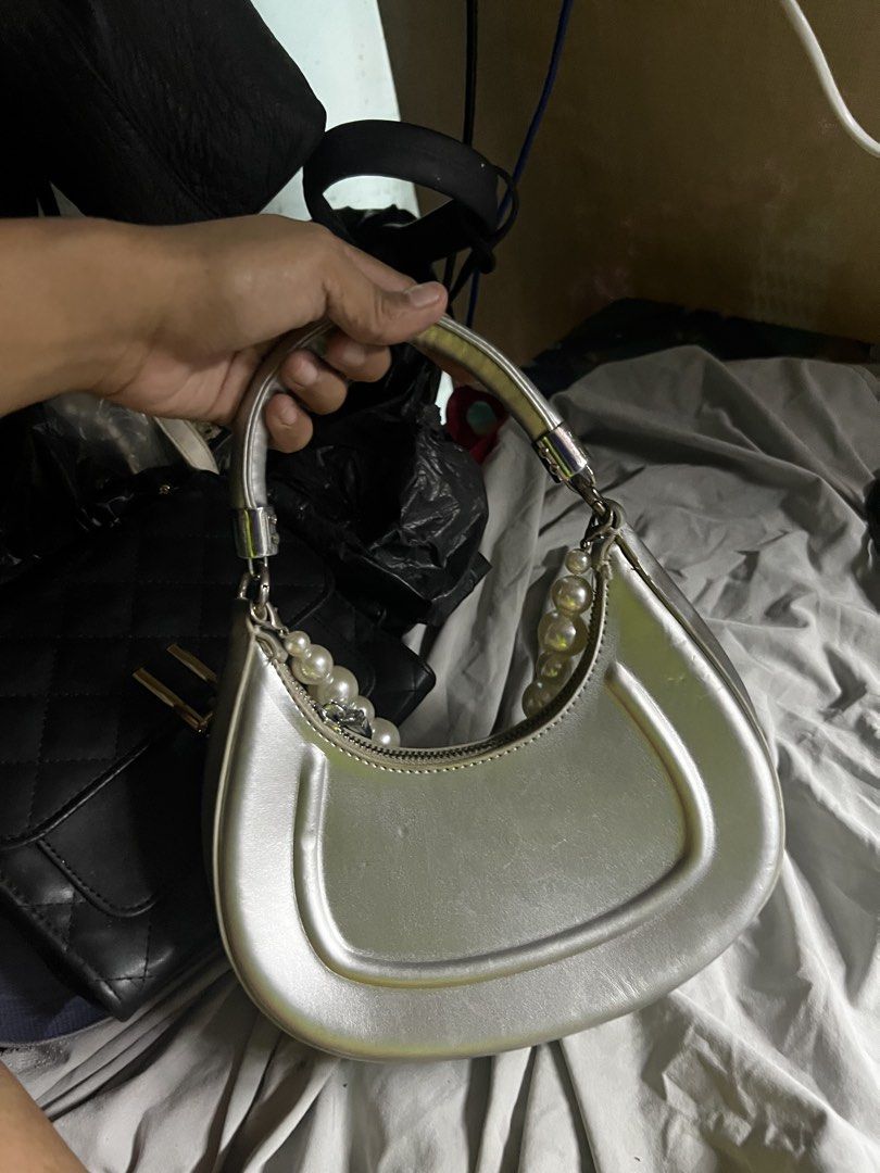 SILVER HANDBAG (Category: Purses & Pouches) located in Manila. Submitted by moon_2026 (Listing ID 1454605185, Image 2). Description: MAGANDA WUALITY MAKAPAL SYA❤️.