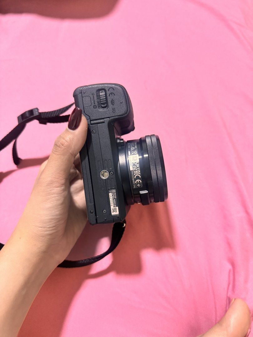 Sony Alpha a6400 Mirrorless Camera with 16-50mm kit Lens (Category: Cameras) located in Manila. Submitted by angelea0906 (Listing ID 1454727263, Image 3). Description: Sony A6400 with Kit Lens – Inclusions: * Sony A6400 body * Kit lens * Original battery * Charger & USB cable * Sony camera strap * FREE metal grip Key Features: * 24.2MP APS-C CMOS sensor * 425-point phase-detection autofocus * Fast and accurate Eye AF * 4K UHD video recording up t