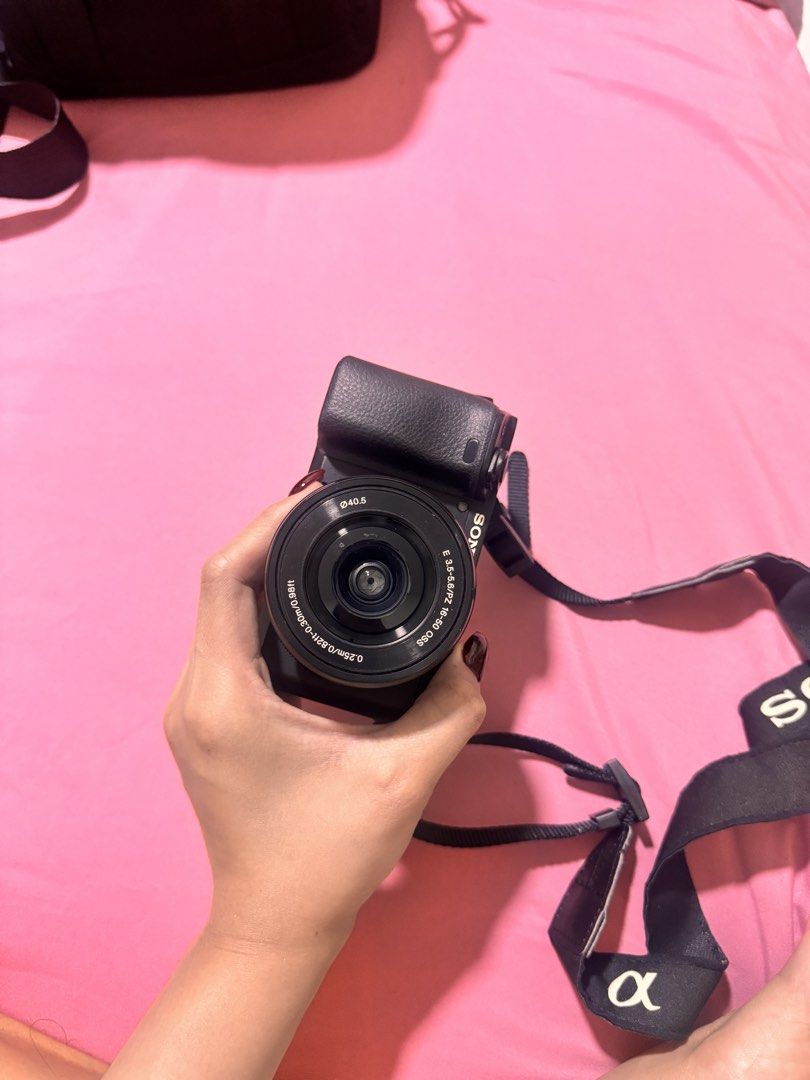 Sony Alpha a6400 Mirrorless Camera with 16-50mm kit Lens (Category: Cameras) located in Manila. Submitted by angelea0906 (Listing ID 1454727263, Image 1). Description: Sony A6400 with Kit Lens – Inclusions: * Sony A6400 body * Kit lens * Original battery * Charger & USB cable * Sony camera strap * FREE metal grip Key Features: * 24.2MP APS-C CMOS sensor * 425-point phase-detection autofocus * Fast and accurate Eye AF * 4K UHD video recording up t