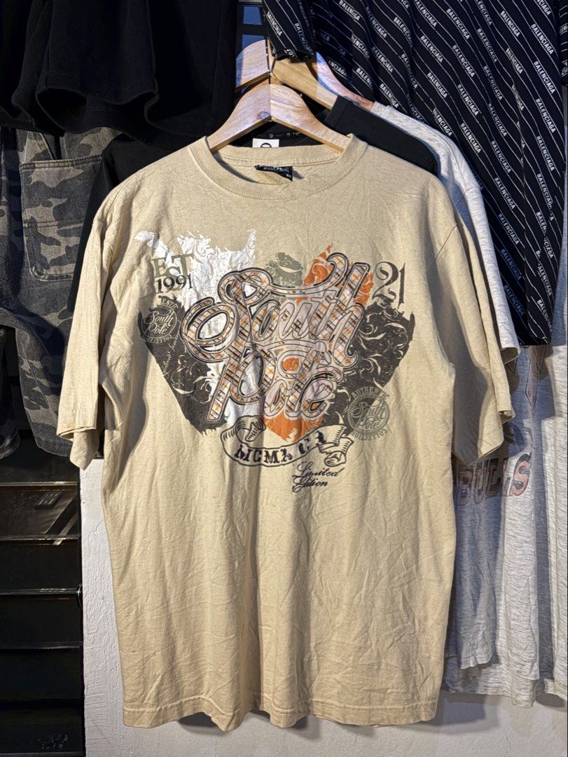 SOUTH POLE Y2K LIMITED EDITION (Category: Tshirts & Polo Shirts ) located in San Jose. Submitted by jerown (Listing ID 1450429019, Image 2). Description: •L30 x W22 •COLOR RATE 9.5/10 •EXCELLENT CONDITION •ISSUE HAIRLINE CRACKS •NEED WASH.