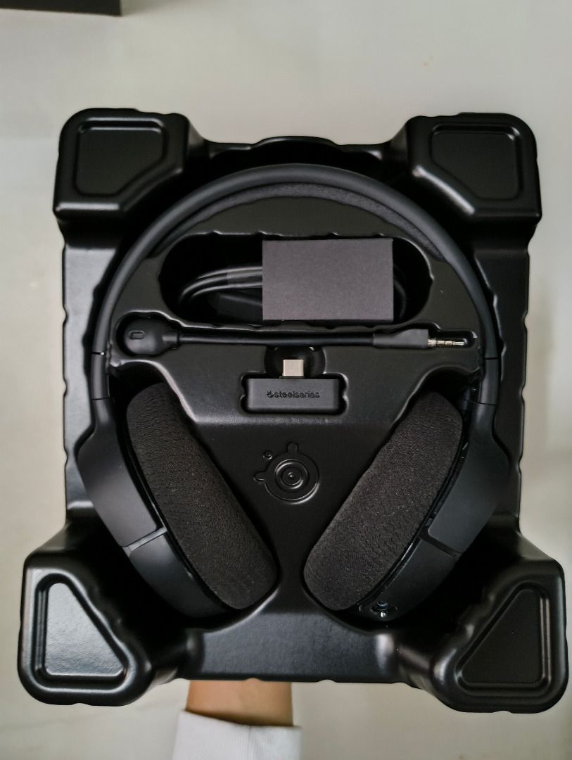 steelseries Arctis 1 Wireless (Category: Headphones & Headsets) located in Caloocan City. Submitted by sajunasama (Listing ID 1454606706, Image 2). Description: Barely used with all inclusions. Earmuffs may look dusty..