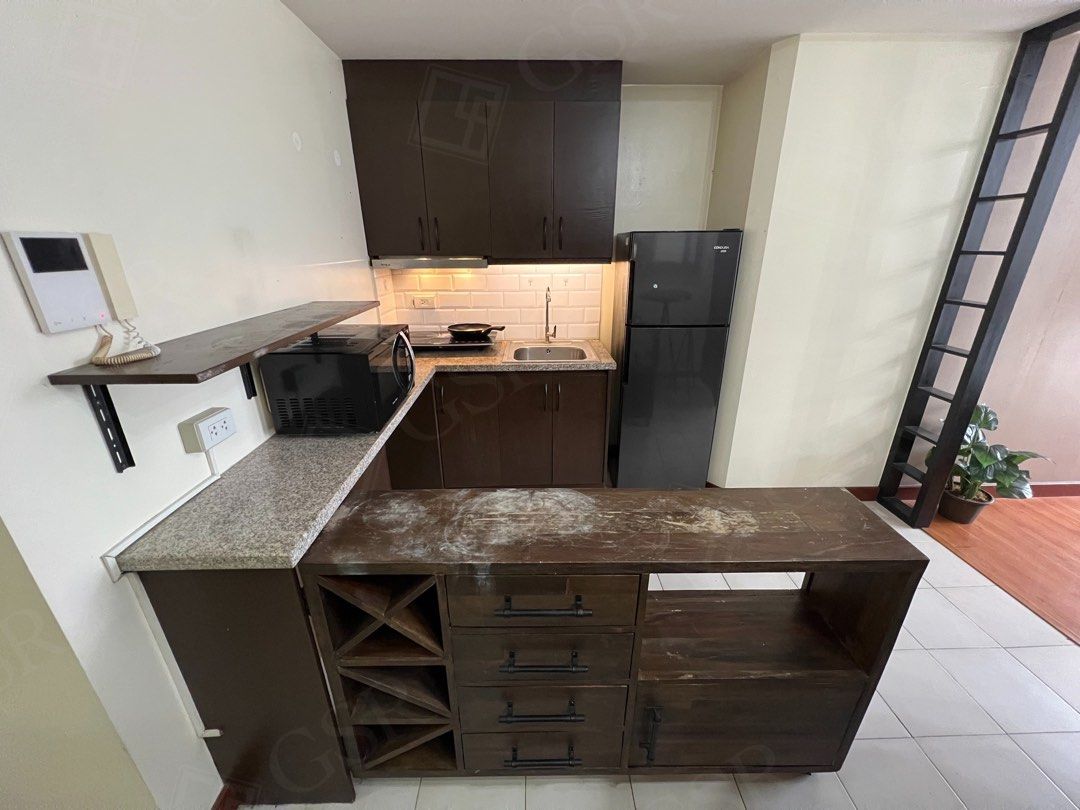 Studio Condo For Lease in Makati (Category: Apartments & Condos) located in Makati City. Submitted by marygracesanchez (Listing ID 1454693381, Image 2). Description: 🏢 FULLY FURNISHED STUDIO UNIT FOR LEASE 📍 Paseo de Roces, Makati City ✨ Property Details: • Property Name: Paseo de Roces • Developer: Federal Land • Address: Chino Roces Ave., Makati City • Tower: T1 • Floor: 8th Floor • Unit Type: Studio • Floor Area: 25.5 sqm • Bathroom: 1 • Fur