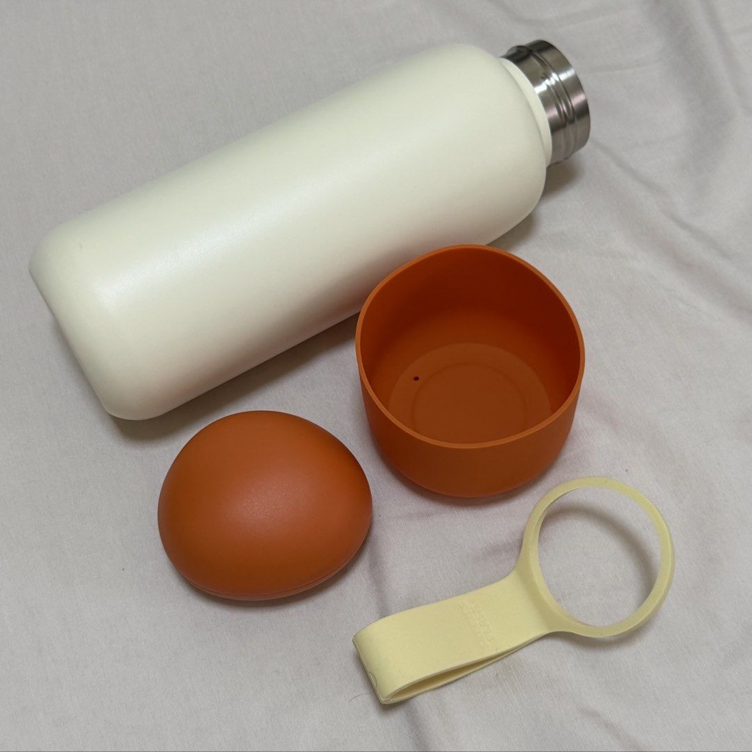 Sunnies Flask 25 oz. Bottle with Pebble Cap, Boot, Loop - Complete Set (Category: Water Bottles & Tumblers) located in Pasig City. Submitted by robinsjules (Listing ID 1454642956, Image 3). Description: Brand new with box and paper bag. Received at a corporate event. Has printed text (see last pic) Selling as a set only. Meet-ups in Estancia/Pioneer Center. Shipping/delivery fee (Lalamove or Grab) shouldered by buyer..