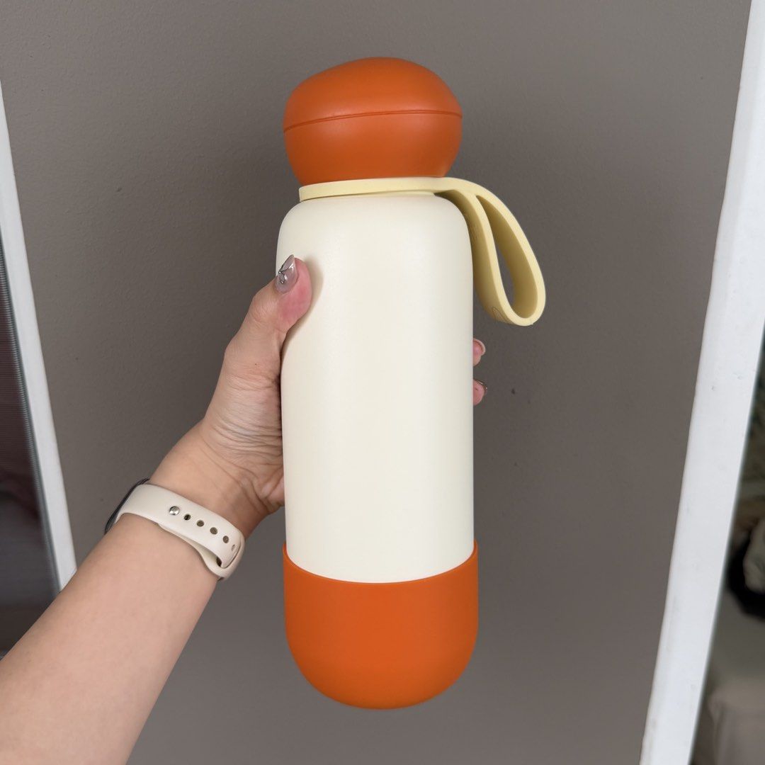 Sunnies Flask 25 oz. Bottle with Pebble Cap, Boot, Loop - Complete Set (Category: Water Bottles & Tumblers) located in Pasig City. Submitted by robinsjules (Listing ID 1454642956, Image 1). Description: Brand new with box and paper bag. Received at a corporate event. Has printed text (see last pic) Selling as a set only. Meet-ups in Estancia/Pioneer Center. Shipping/delivery fee (Lalamove or Grab) shouldered by buyer..