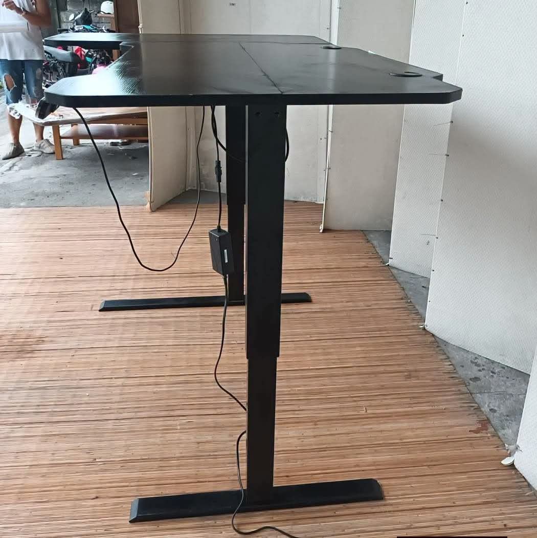 Table (Category: Tables & Sets) located in Meycauayan. Submitted by marygracecasimiro (Listing ID 1454748984, Image 3). Description: Modern Hydraulic Table Electric Height Adjustable Price: 8,500 L59 x W39.5 x H27.5-45.5 In good condition💜💜.
