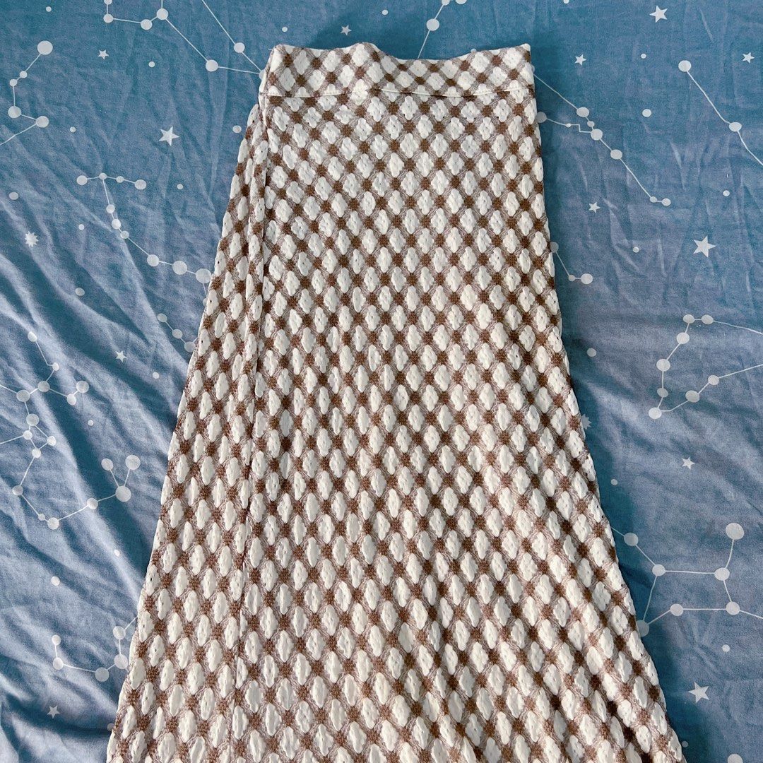 Tight fitting pattern Brown and White Textured Maxi Skirt Super Stretchy (Category: Skirts) located in Quezon City. Submitted by talantula (Listing ID 1454741977, Image 1). Description: - Long maxi skirt - Textured diamond pattern - Brown and white colorway - Elastic waistband - Back zip closure - Front slit - Comfortable and stylish for any occasion.