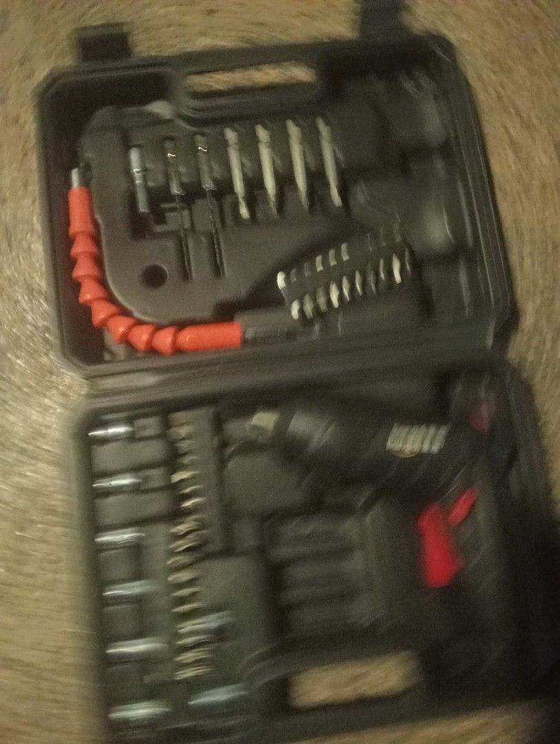 Tools box (Category: Home Improvement Tools & Accessories) located in Singapore. Submitted by sr955214347175 (Listing ID 1454745153, Image 3). Description: it's good condition..