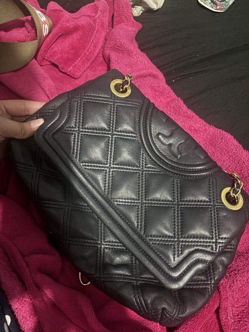 Tory Burch Black Leather Quilted Chain Shoulder Bag (Category: Luxury Bags & Wallets) located in Mandaluyong City. Submitted by kylienicole.214 (Listing ID 1454565236, Image 1). Description: - Genuine black leather Tory Burch bag - Elegant quilted design - Stylish gold chain strap - Interior features signature gold Tory Burch logo plate - Versatile: ideal for everyday use or evening events - Spacious interior for your essentials.