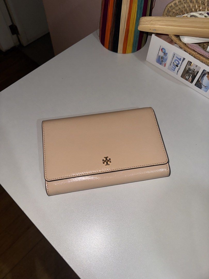 Tory Burch Pink WOC (Category: Luxury Bags & Wallets) located in Quezon City. Submitted by mckdonaldssss (Listing ID 1454652690, Image 1). Description: - Stylish brown tote bag - Durable canvas material - Spacious interior - Classic and versatile design.