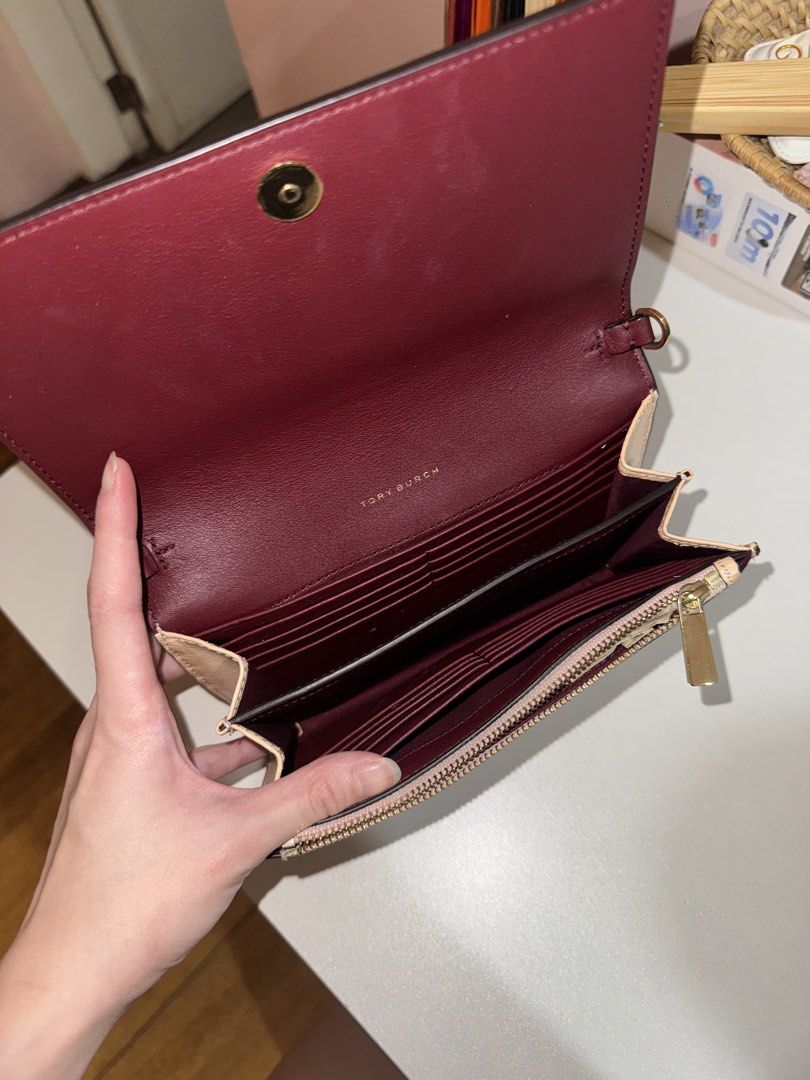 Tory Burch Pink WOC (Category: Luxury Bags & Wallets) located in Quezon City. Submitted by mckdonaldssss (Listing ID 1454652690, Image 3). Description: - Stylish brown tote bag - Durable canvas material - Spacious interior - Classic and versatile design.