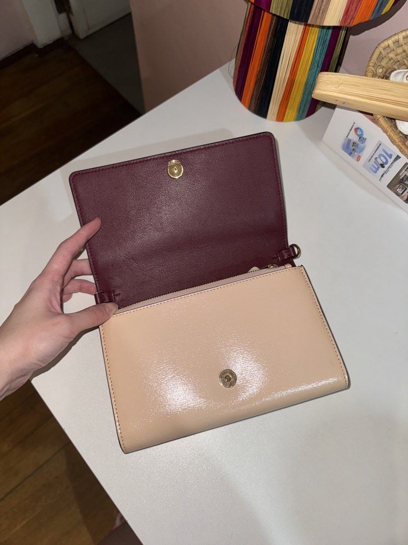 Tory Burch Pink WOC (Category: Luxury Bags & Wallets) located in Quezon City. Submitted by mckdonaldssss (Listing ID 1454652690, Image 2). Description: - Stylish brown tote bag - Durable canvas material - Spacious interior - Classic and versatile design.