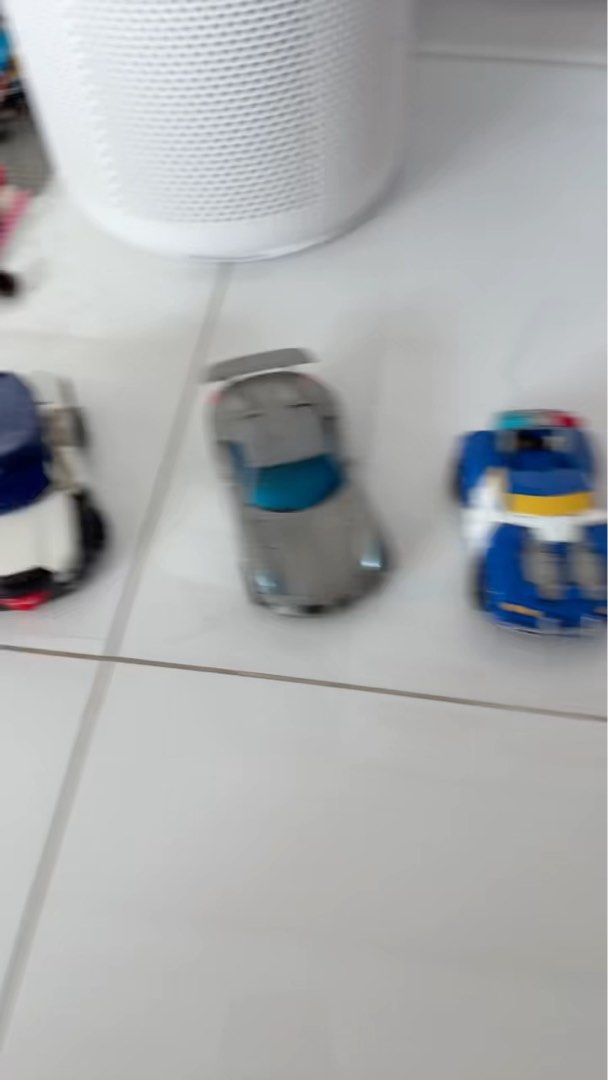 Transformers Set Bundle (Category: Action & Battle Toys) located in Singapore. Submitted by purplevgod (Listing ID 1454638066, Image 4). Description: What you see is what you get. Retail price easily up to $600. My boy is old now and I hope this can bring to your kid what happiness it brought to mine . .