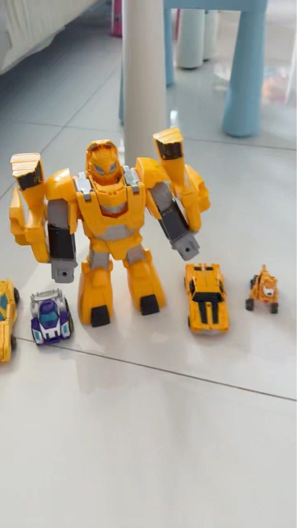 Transformers Set Bundle (Category: Action & Battle Toys) located in Singapore. Submitted by purplevgod (Listing ID 1454638066, Image 3). Description: What you see is what you get. Retail price easily up to $600. My boy is old now and I hope this can bring to your kid what happiness it brought to mine . .