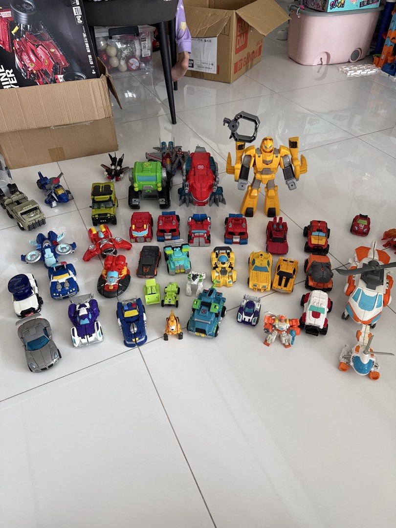 Transformers Set Bundle (Category: Action & Battle Toys) located in Singapore. Submitted by purplevgod (Listing ID 1454638066, Image 2). Description: What you see is what you get. Retail price easily up to $600. My boy is old now and I hope this can bring to your kid what happiness it brought to mine . .