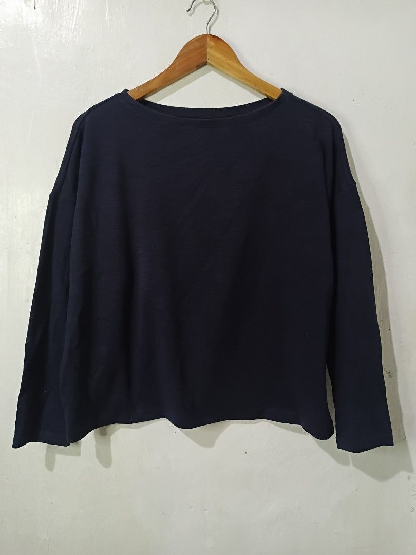 UNIQLO (Category: Longsleeves) located in Caloocan City. Submitted by nottyprelovedph (Listing ID 1454650343, Image 3). Description: 23x24 L ON TAG.