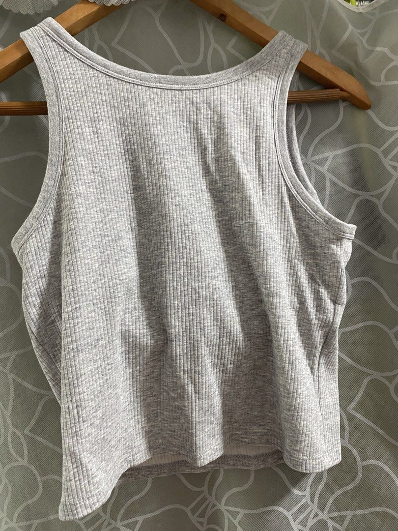 Uniqlo Airism Top (Category: Sleeveless) located in Rizal. Submitted by Shortlisted (Listing ID 1454604741, Image 2). Description: Worn twice. Orig price 990. Store bought. RFS: Maliit sakin.