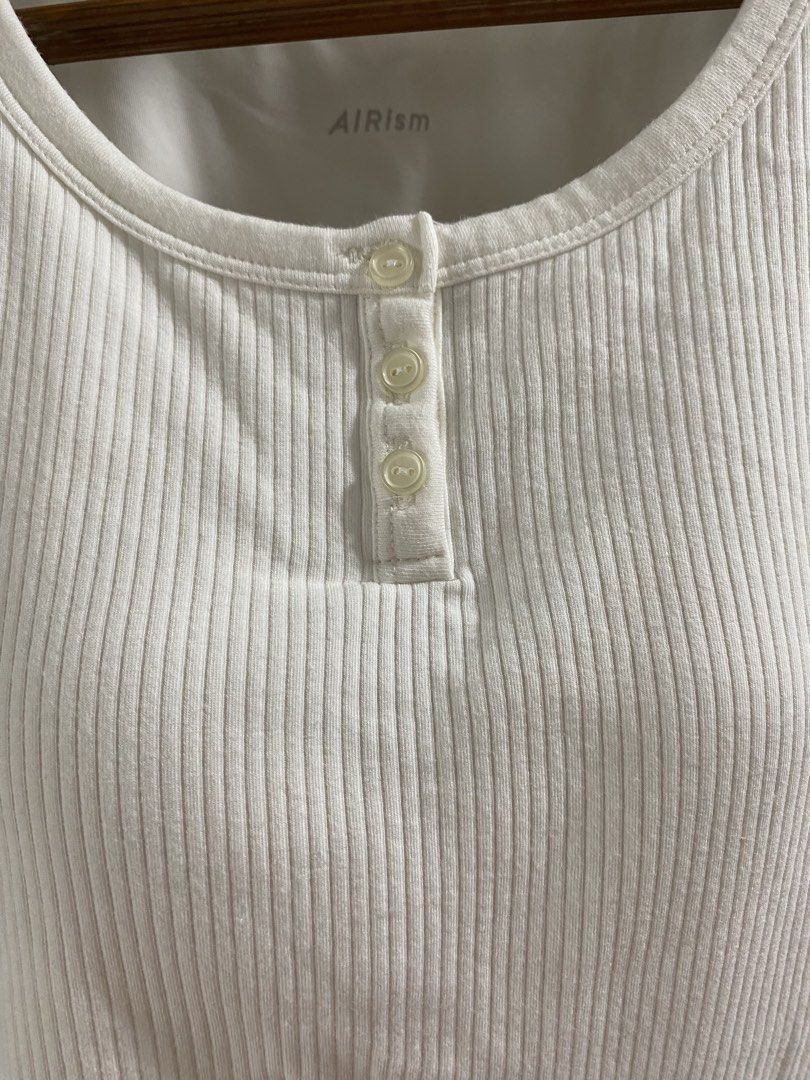 Uniqlo Airism Top (Category: Sleeveless) located in Rizal. Submitted by Shortlisted (Listing ID 1454605039, Image 3). Description: Worn twice. Orig price 990. Store bought. RFS: Maliit sakin..