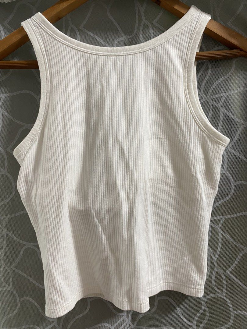 Uniqlo Airism Top (Category: Sleeveless) located in Rizal. Submitted by Shortlisted (Listing ID 1454605039, Image 2). Description: Worn twice. Orig price 990. Store bought. RFS: Maliit sakin..